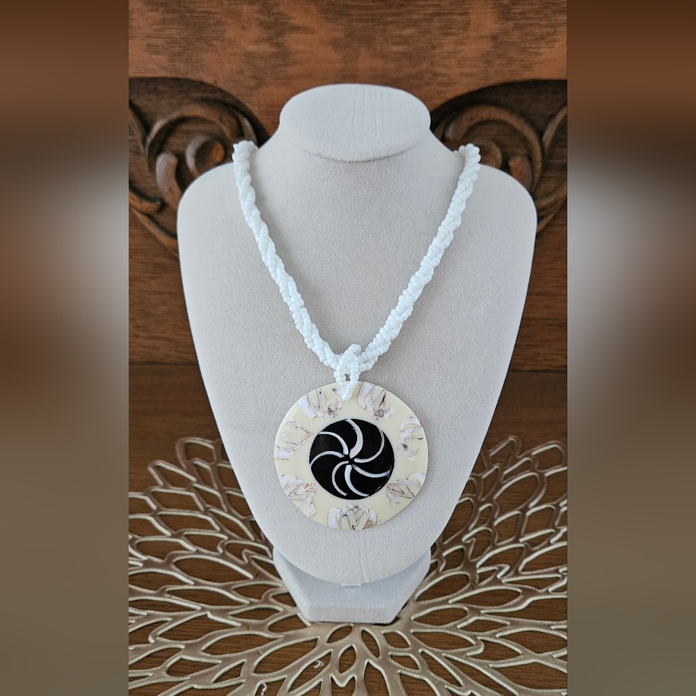 Handpainted Blk & White Design Shell Pendant With 16in Beaded Necklace